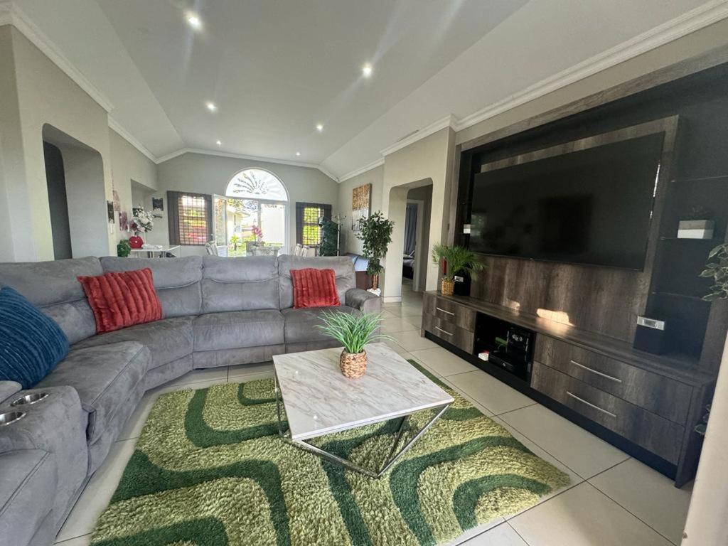 Villa Caylee Caribbean Estates - Ultra-Luxurious - Rimas Interiors Designs - Private Beachfront Escape - Premium Serviced For 8 Guests ポート・エドワード エクステリア 写真